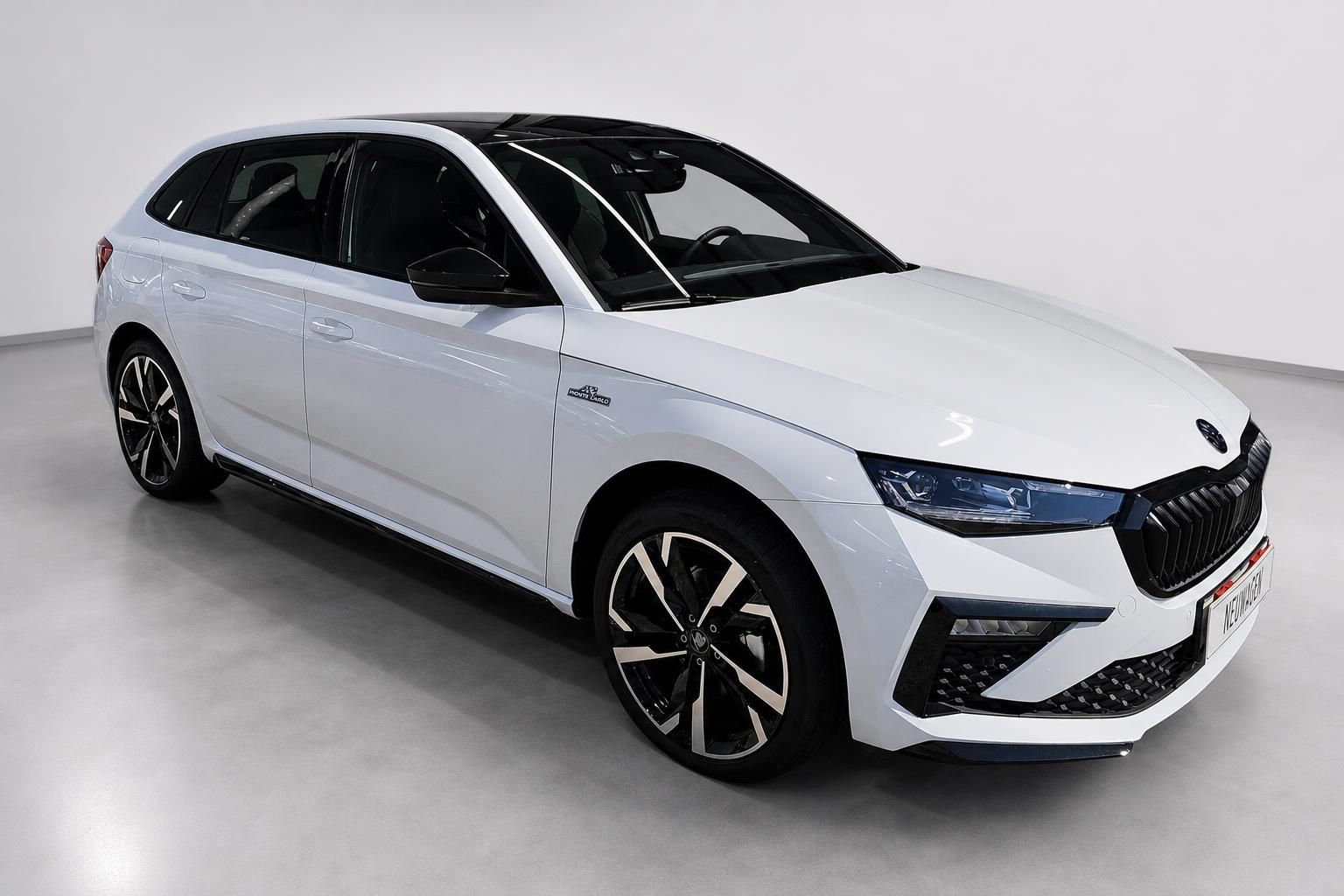 Skoda Scala Monte Carlo weiß, Frontansicht schräg im Studio