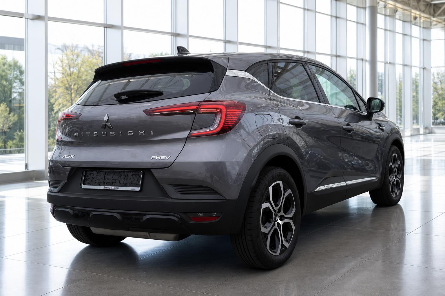 Mitsubishi ASX PHEV grau, Heckansicht in Ausstellungshalle