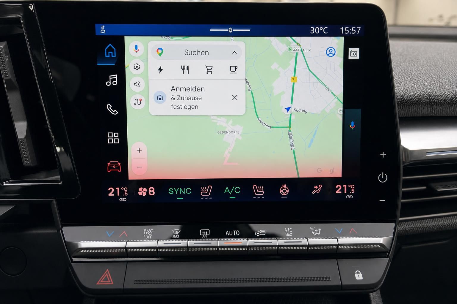 Infotainment-Bildschirm mit Google Maps Navigation im Fahrzeug Cockpit
