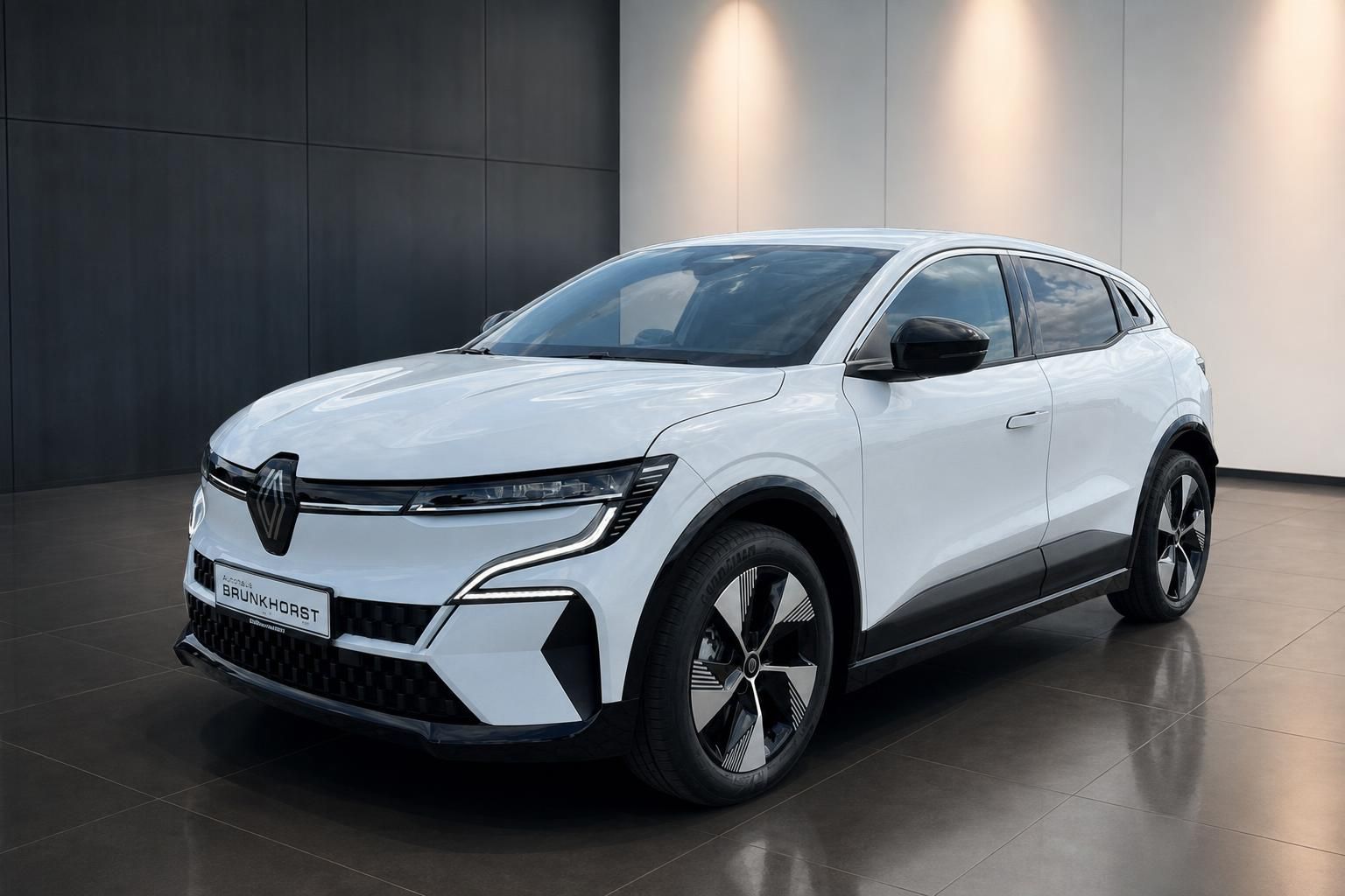 Renault Megane E-Tech weiß, Frontansicht schräg im Showroom
