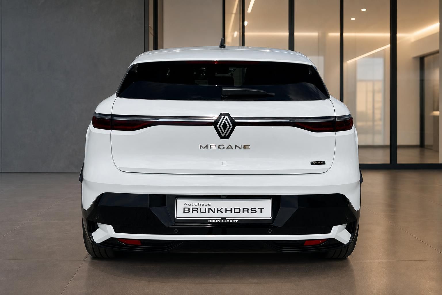 Renault Megane E-Tech in Weiß, Heckansicht im Autohaus Brunkhorst