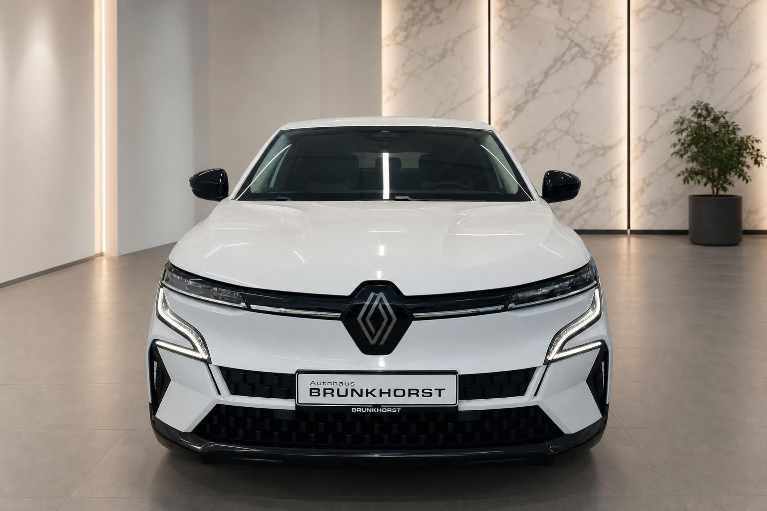 Renault Megane E-Tech weiß, Frontansicht im Autohaus Brunkhorst