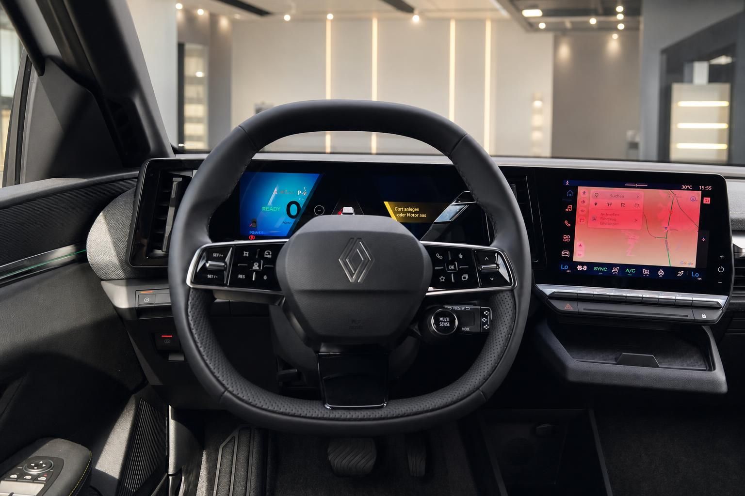 Lenkrad und digitales Cockpit mit Navigationsdisplay im Renault Innenraum