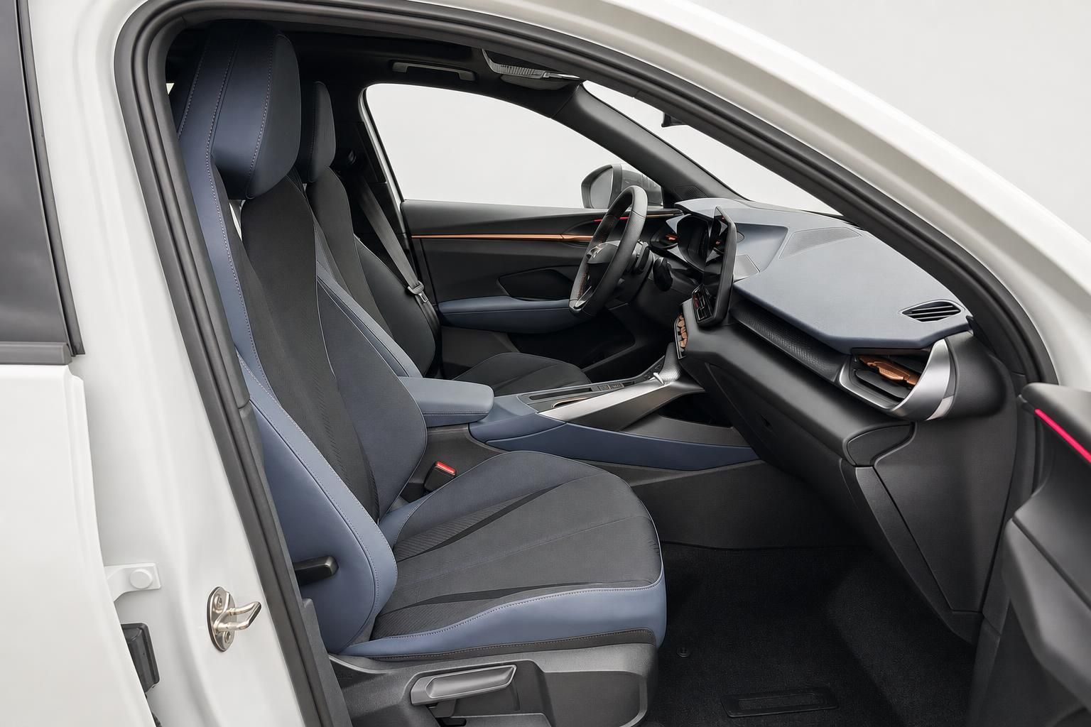 Cupra Cockpit Innenansicht mit Lenkrad und Armaturenbrett