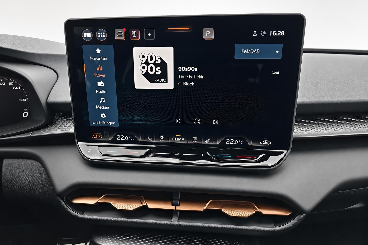 Infotainment-Display mit Radio und Klimasteuerung im Cupra Innenraum