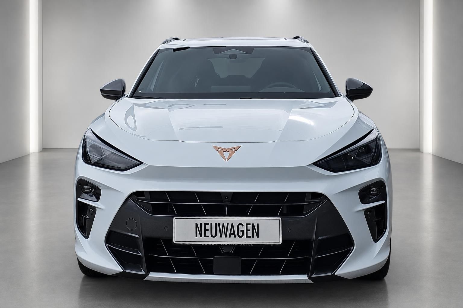 Cupra SUV weiß, Frontansicht mit Cupra-Logo im Studio