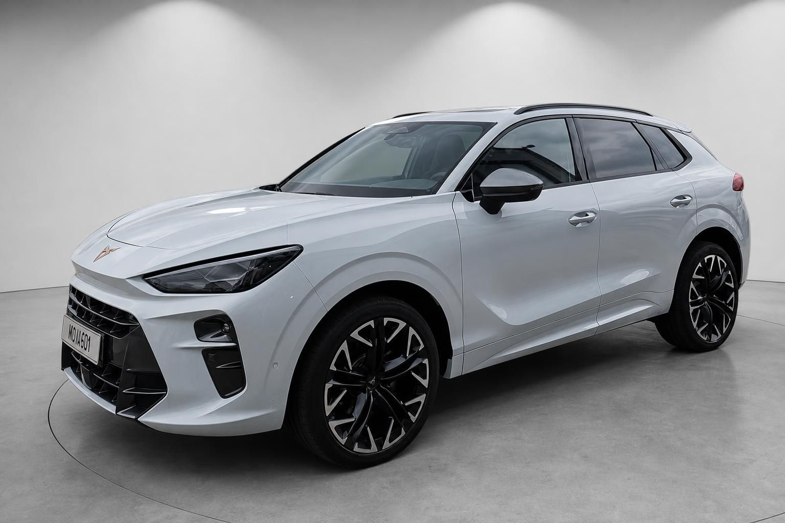 Cupra SUV silber, Frontansicht seitlich im Studio