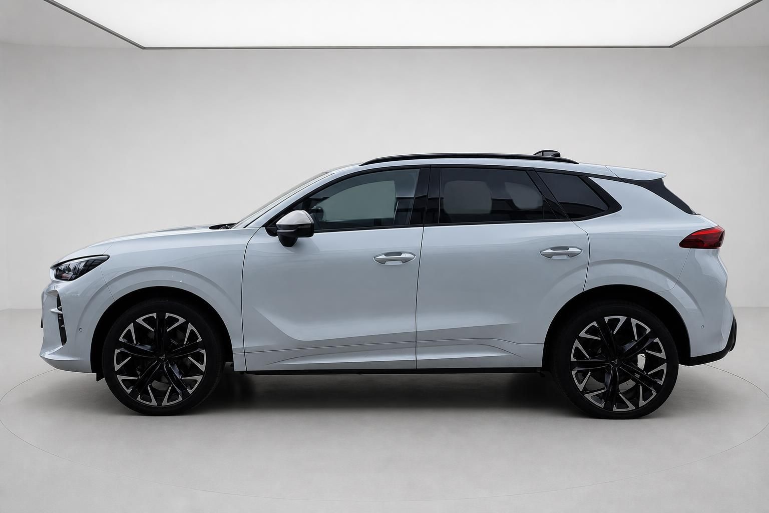 Cupra SUV weiß, Seitenansicht im Studio