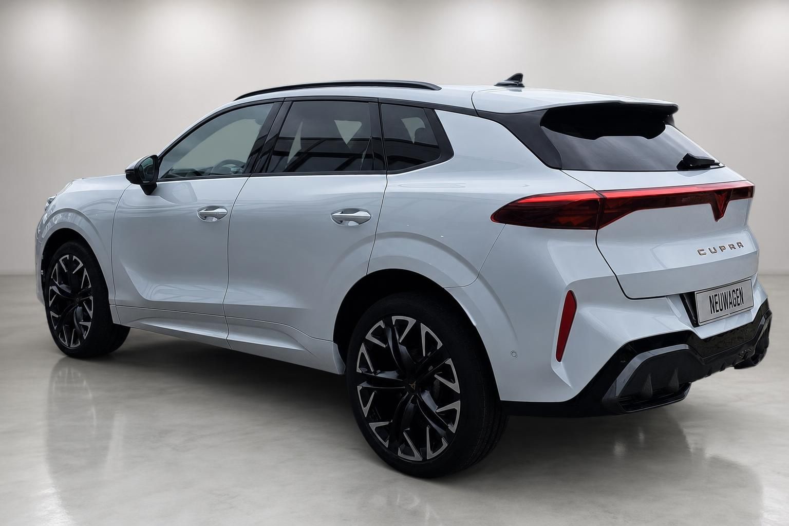 Cupra SUV weiß, Heckansicht seitlich im Studio