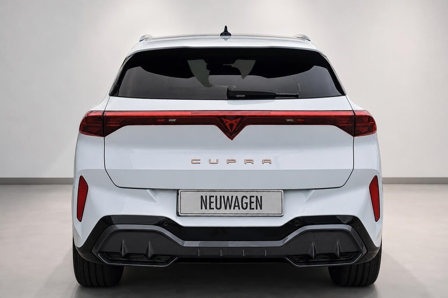 Cupra SUV weiß Heckansicht mit markanter LED-Rückleuchte
