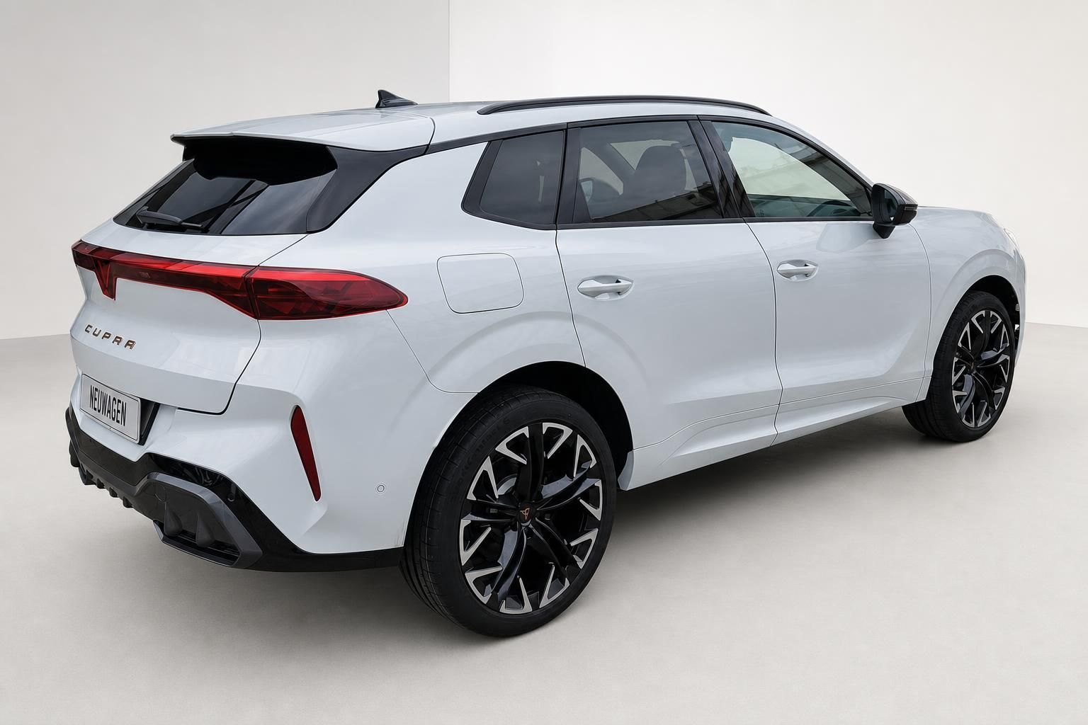 Cupra SUV weiß Heck-Seitenansicht mit Dachspoiler und Felgen