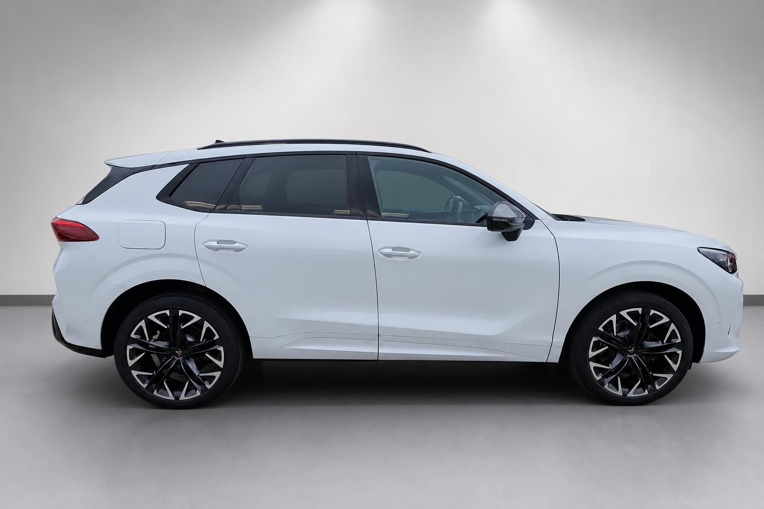 Cupra SUV weiß Seitenansicht mit sportlichen Leichtmetallfelgen
