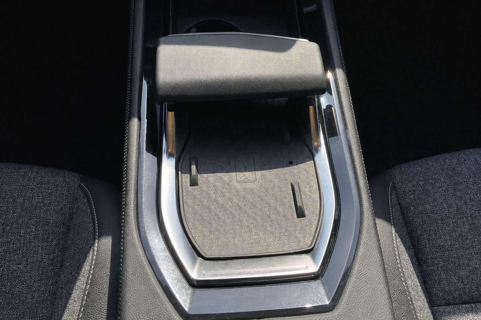 Mittelkonsole SUV Innenraum – geöffnetes Staufach mit Armauflage und Sitzflächen