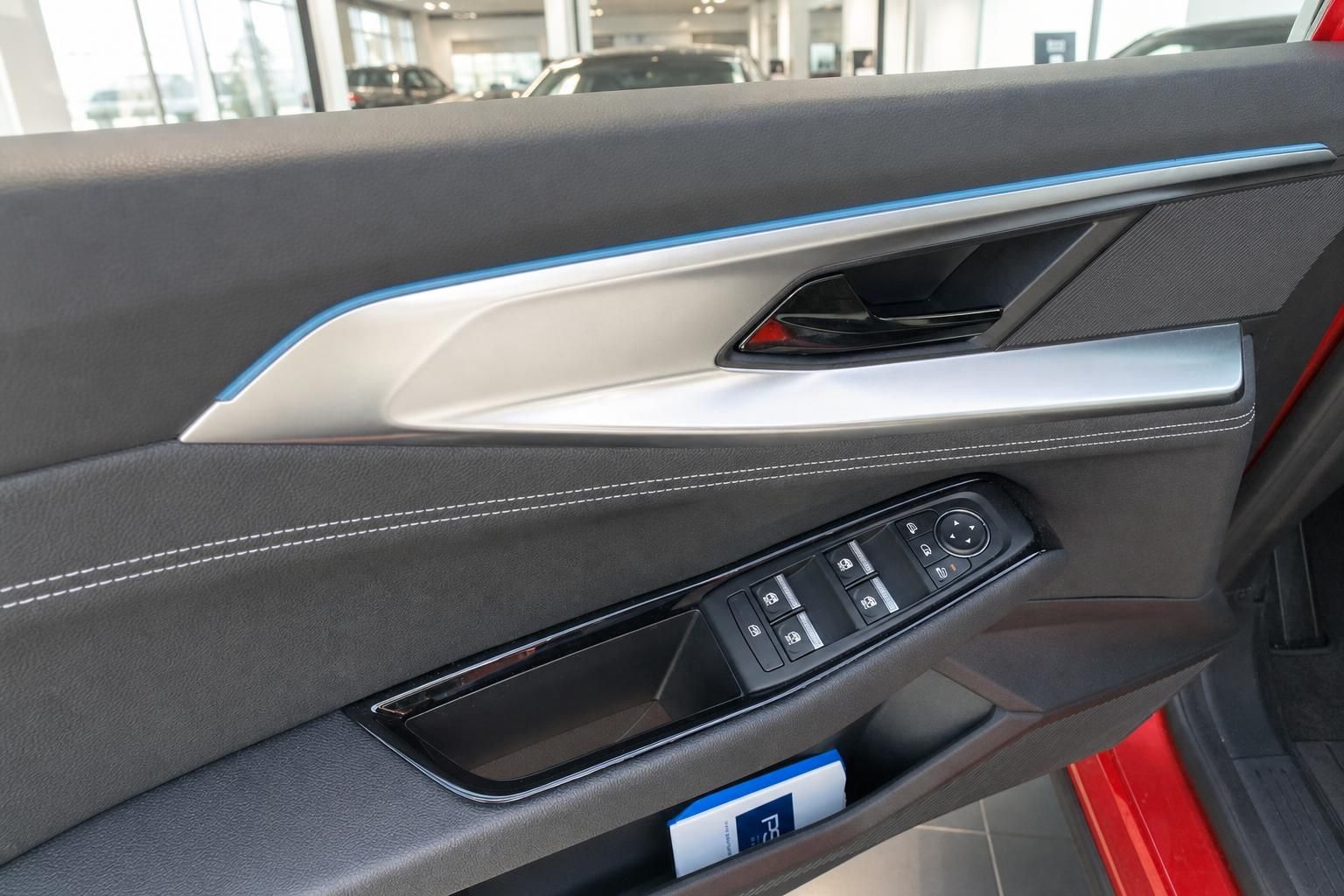 Renault Austral Innenraum Fahrertür – Fensterheber, Türgriff und blaue Ambientebeleuchtung