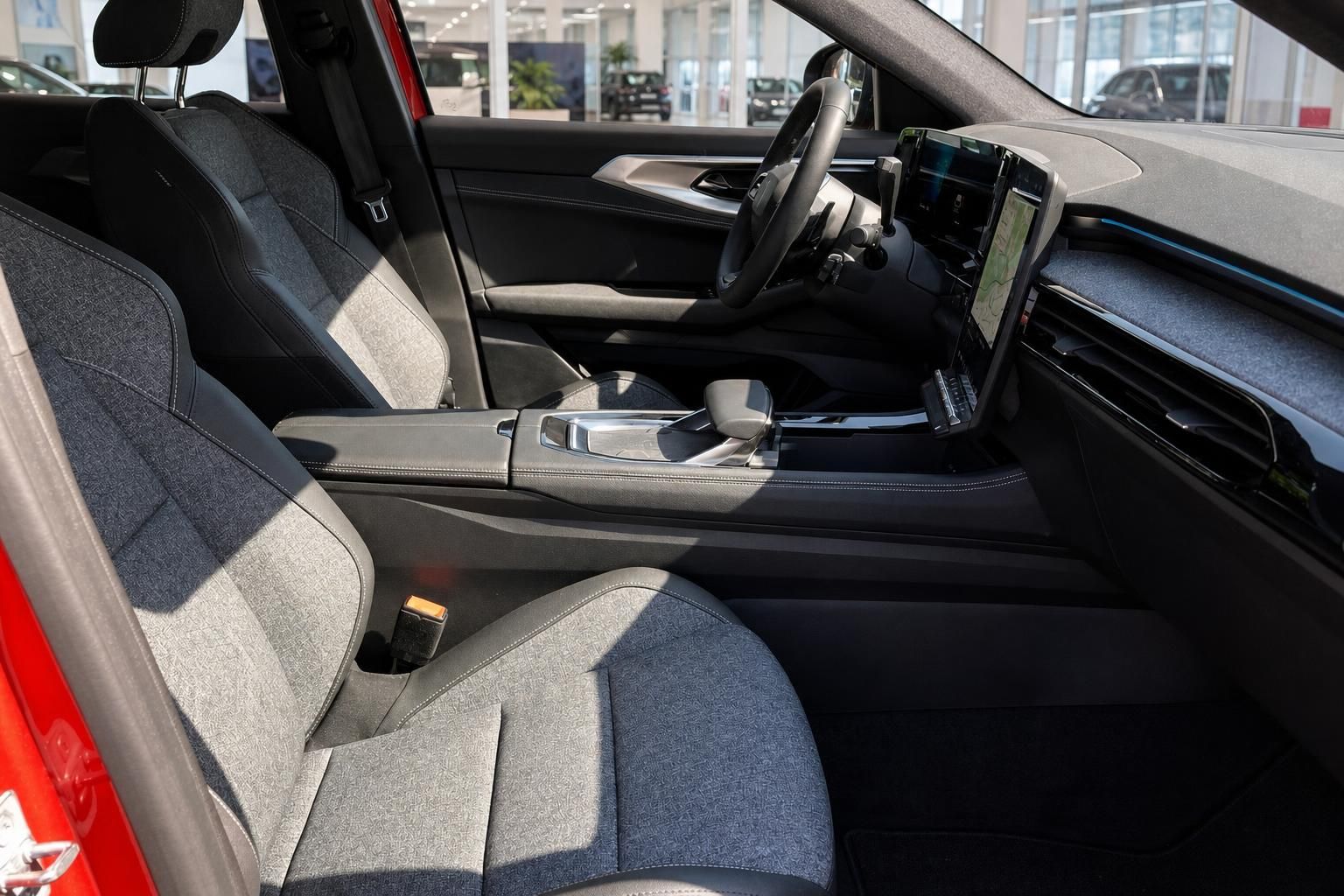 Renault Austral Innenraum Vordersitze grau mit Mittelkonsole, Lenkrad und Touchscreen