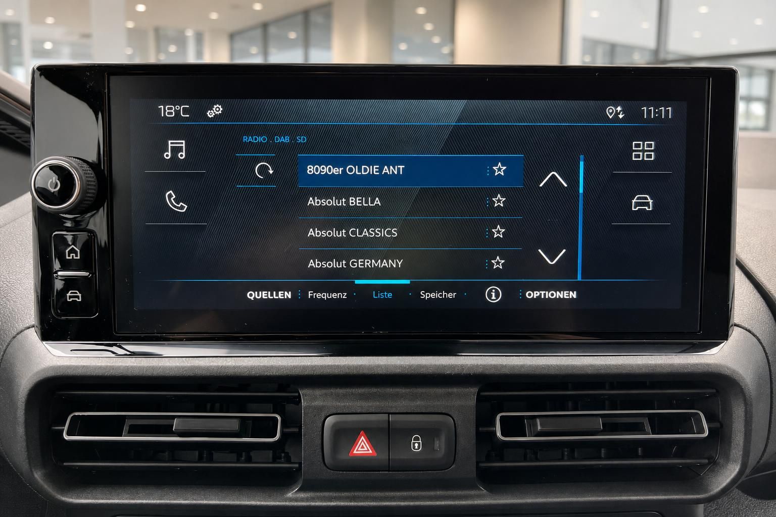 Touchscreen Infotainmentsystem mit Radiofunktion im Fahrzeug