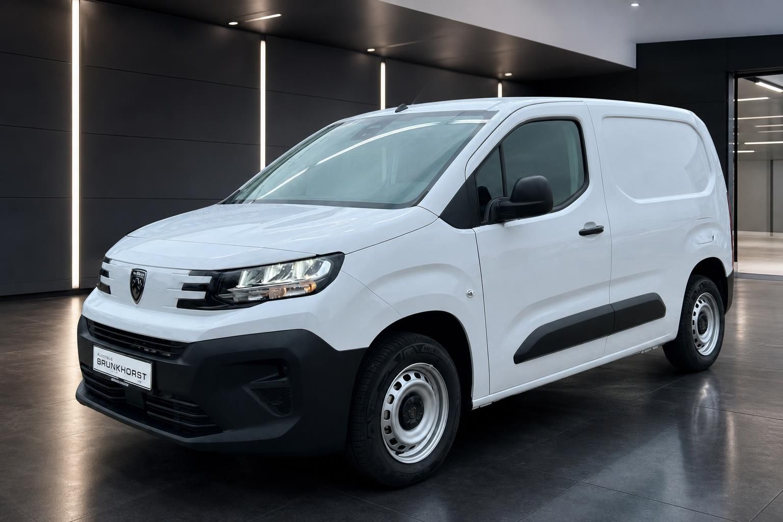 Peugeot Partner Kastenwagen weiß, seitliche Frontansicht im Showroom