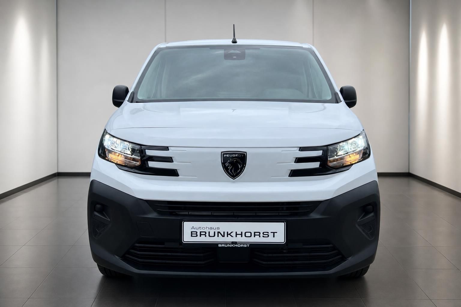 Peugeot Partner Transporter weiß, Frontansicht mit LED-Scheinwerfern