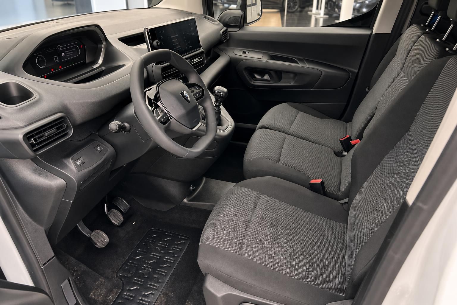 Peugeot Partner Innenraum, Vordersitze und Lenkrad im Detail