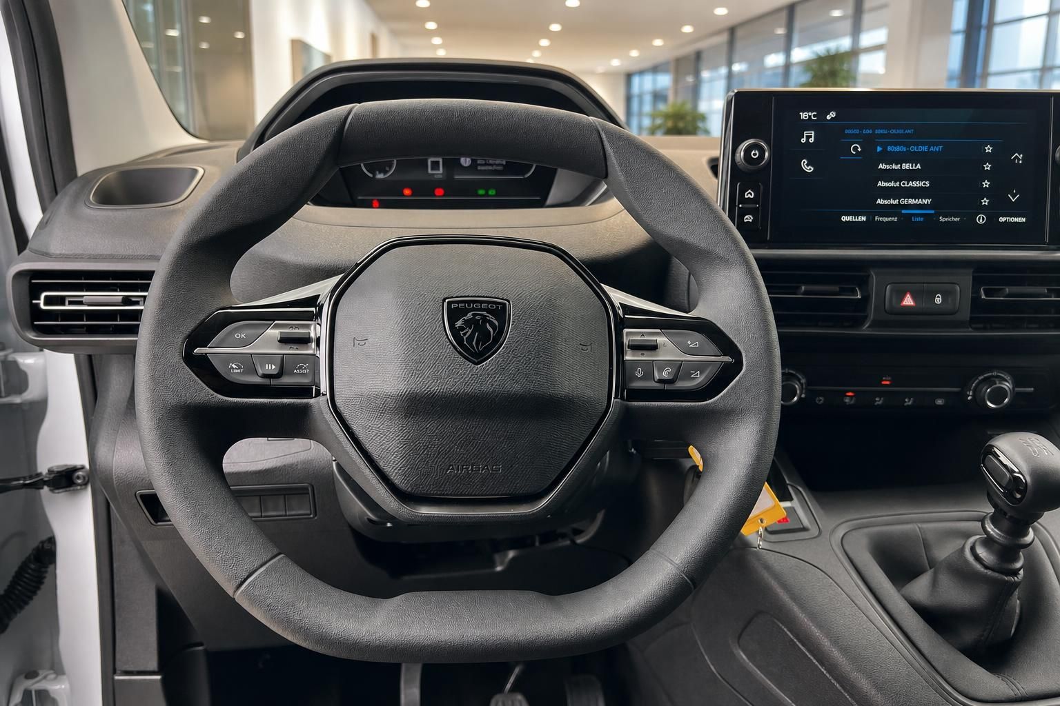 Peugeot Lenkrad mit Multifunktionstasten und Digitalcockpit im Detail