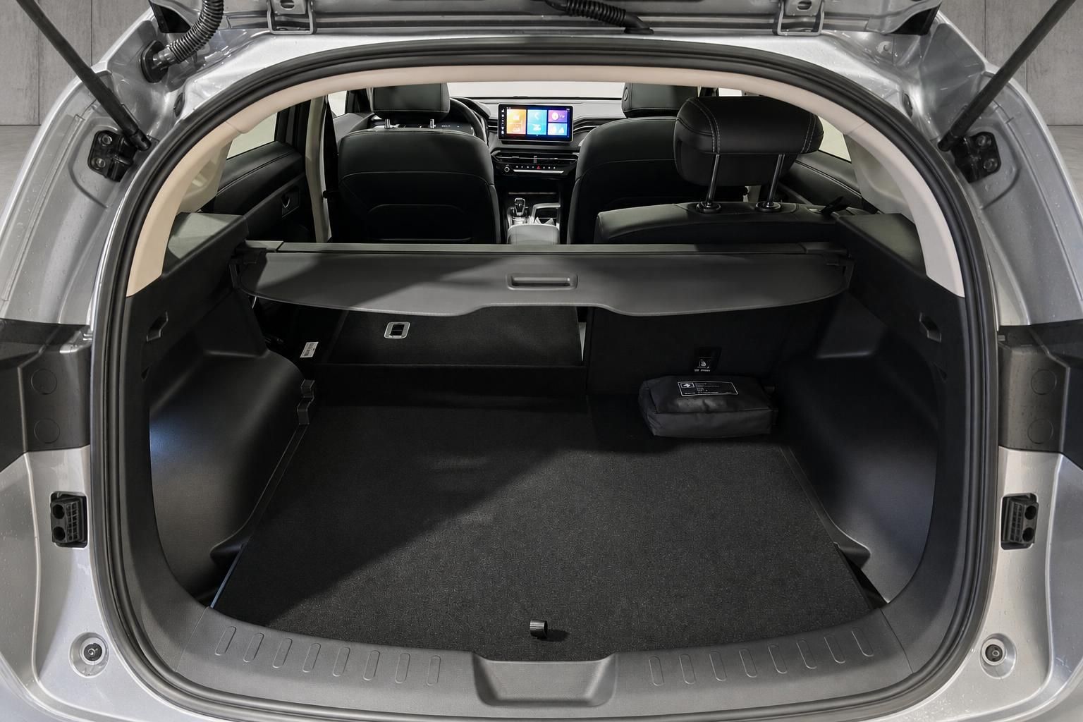 Kofferraum eines SUV mit umgeklapptem Rollo und großem Ladevolumen