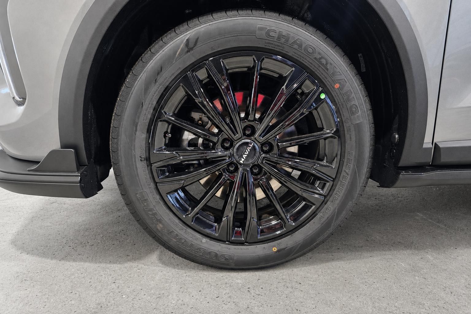 Nahaufnahme der schwarzen Felge eines silbernen Haval SUV mit Reifenprofil