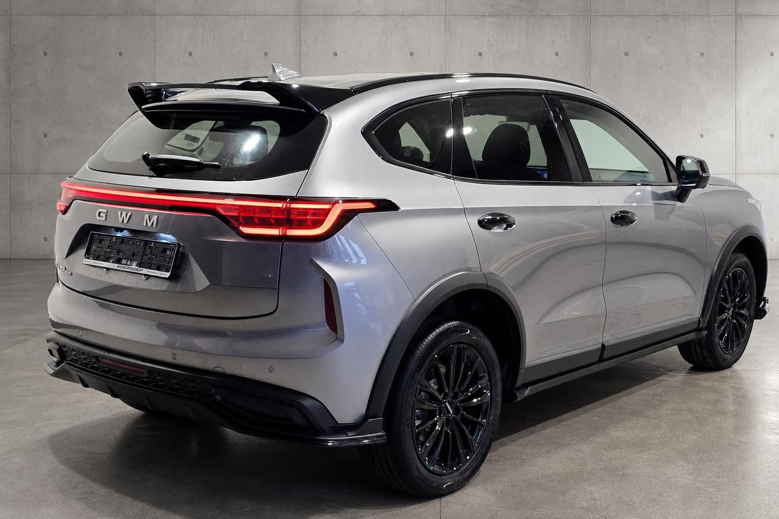 GWM Haval Jolion Pro SUV in Silber, Heckansicht mit Spoiler und Alufelgen