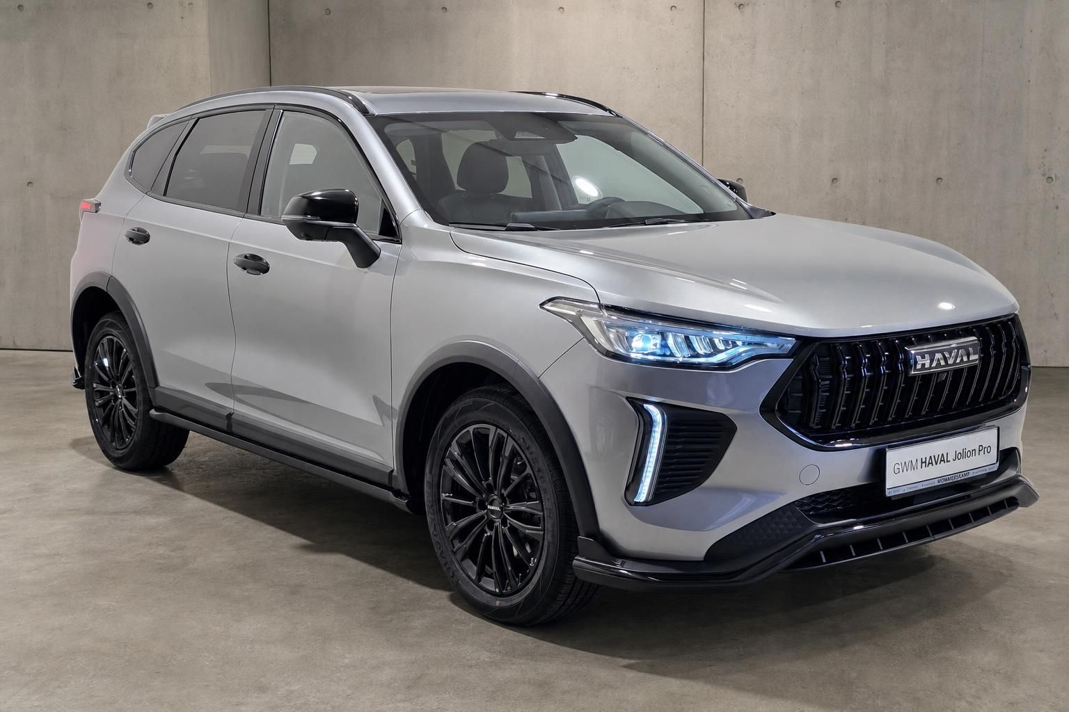 GWM Haval Jolion Pro SUV Silber, Frontansicht schraeg mit LED-Scheinwerfern