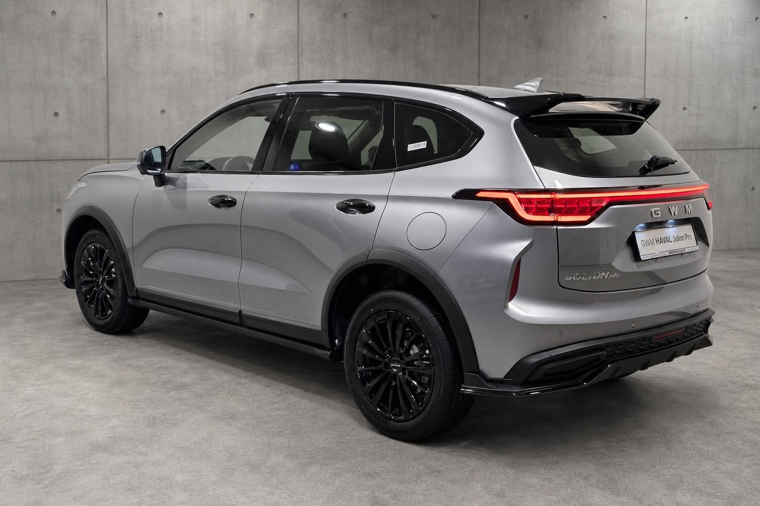GWM Haval Jolion Pro SUV Silber, Seiten-Heckansicht mit schwarzen Felgen