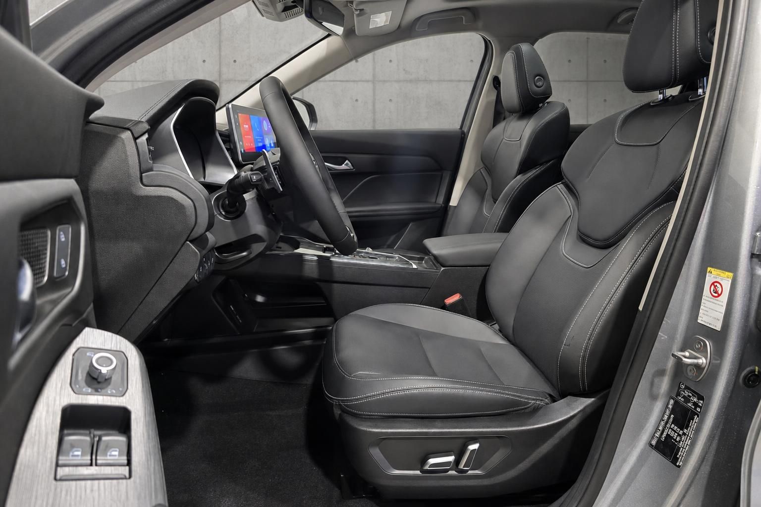 Innenraum mit Ledersitzen, Lenkrad und Infotainment-Display