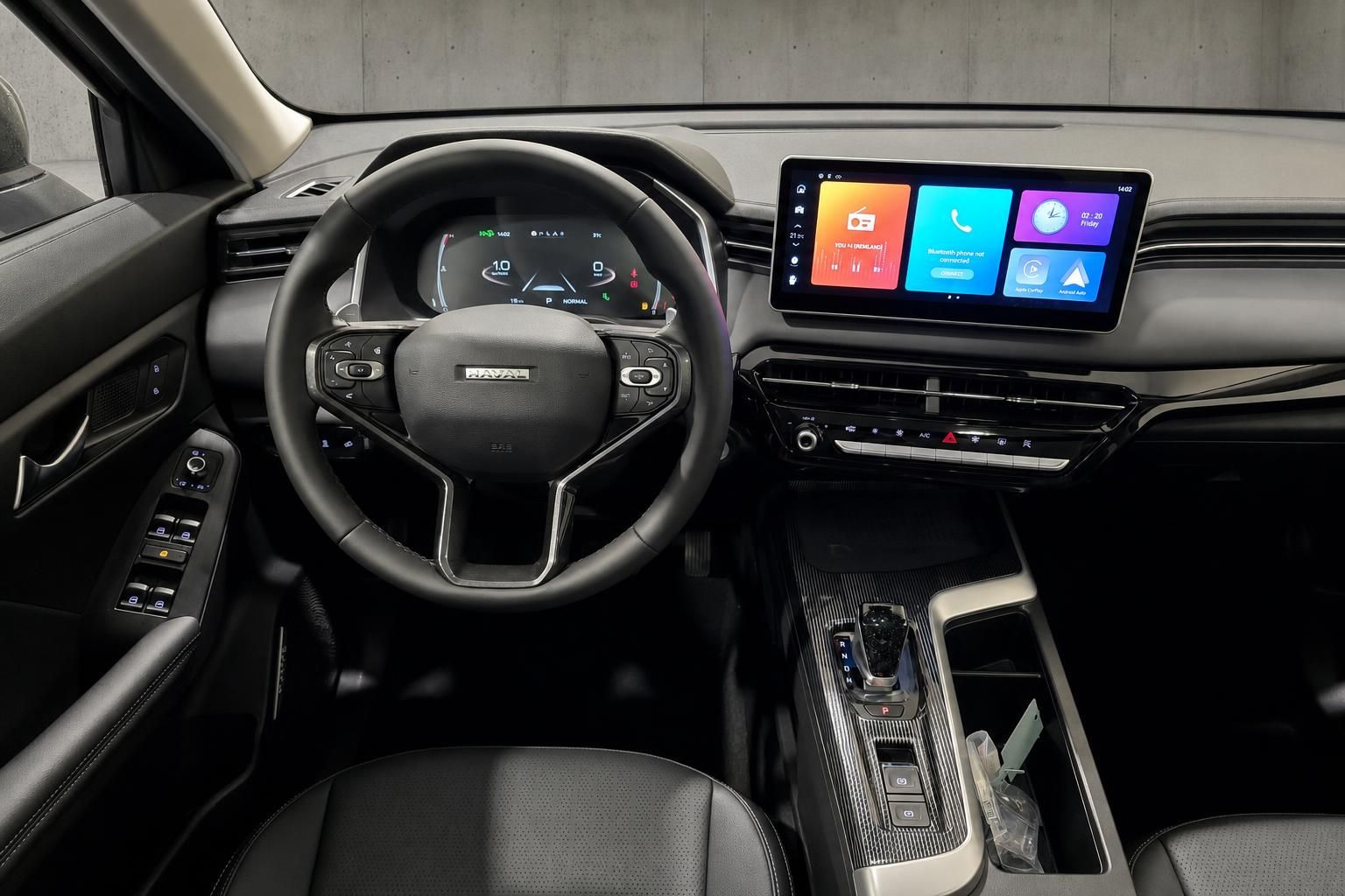 Cockpit mit Lenkrad, Digitaltacho und Touchscreen-Display