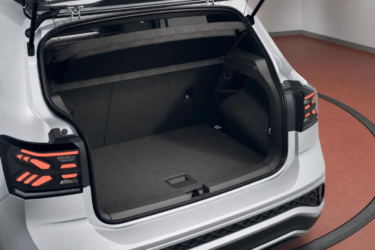 VW T-Cross Kofferraum mit viel Ladevolumen und geöffneter Heckklappe