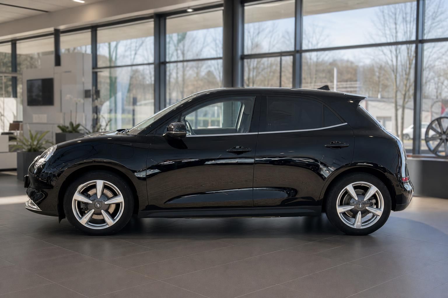 Schwarzes Fahrzeug Seitenansicht im Autohaus mit modernen Aluminiumfelgen