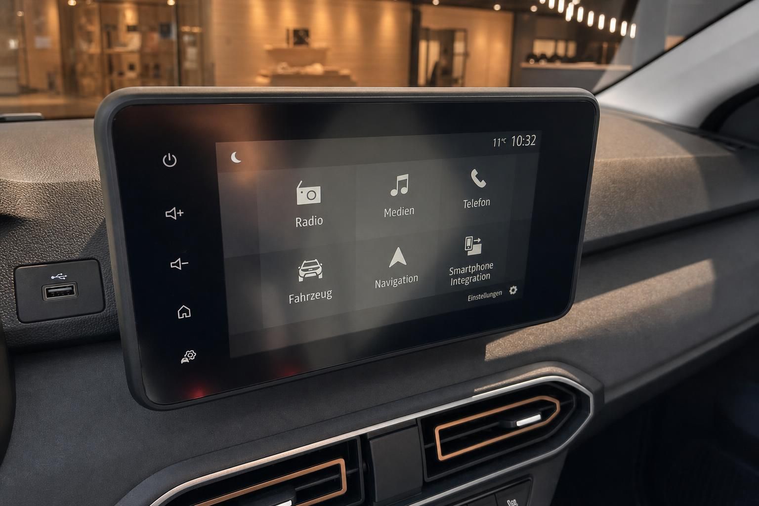 Touchscreen Infotainmentsystem im Dacia mit Menüübersicht