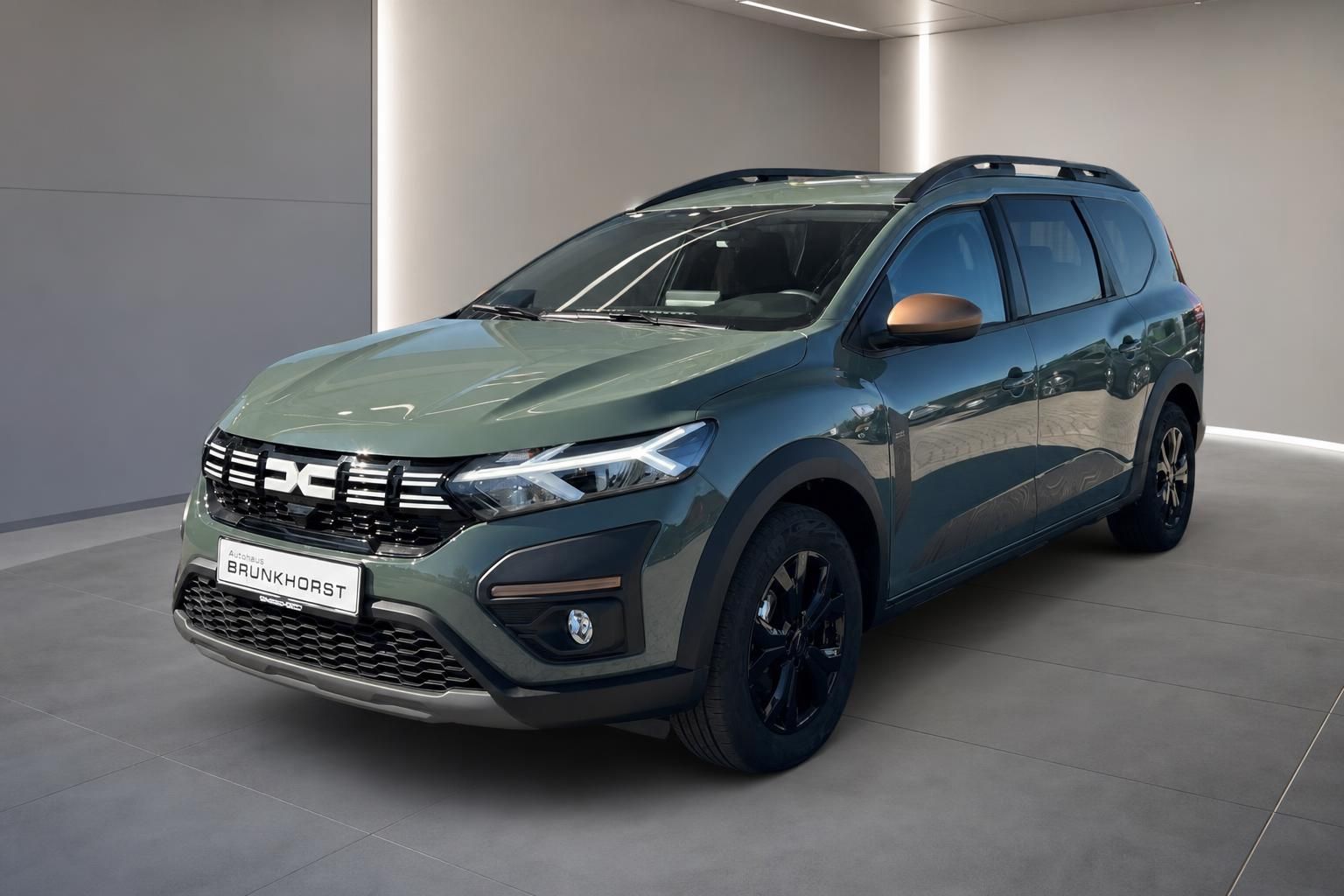 Dacia Jogger Hybrid Gruen, Frontansicht seitlich im Showroom