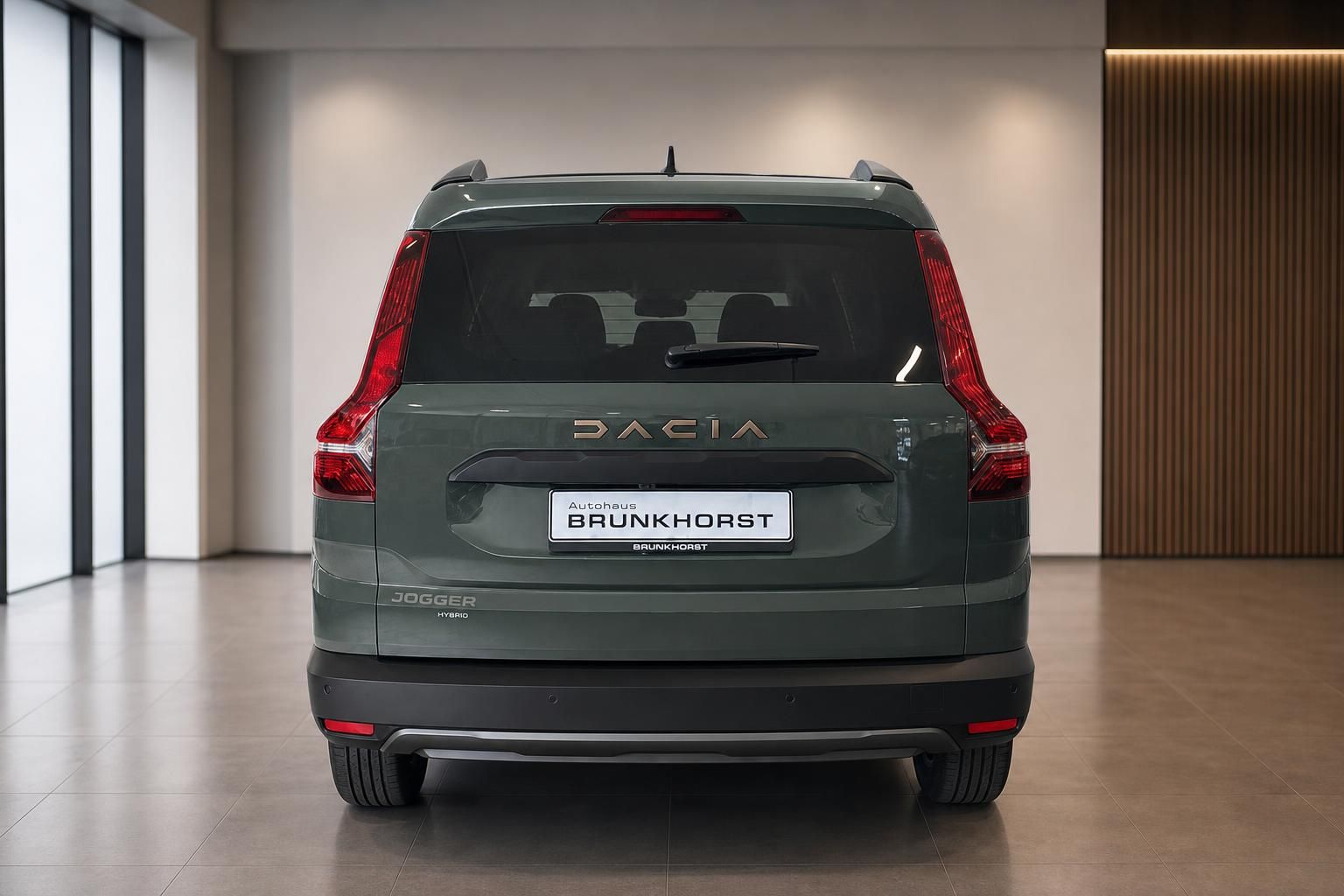 Dacia Jogger Hybrid in Gruen, Heckansicht im Autohaus Brunkhorst