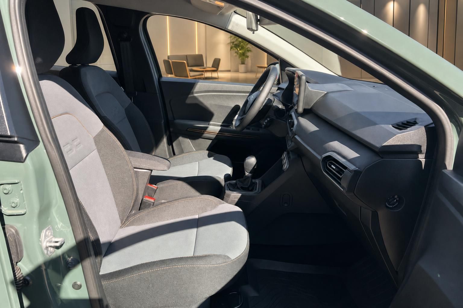 Dacia Innenraum mit Sitzen und Armaturenbrett, Detailansicht
