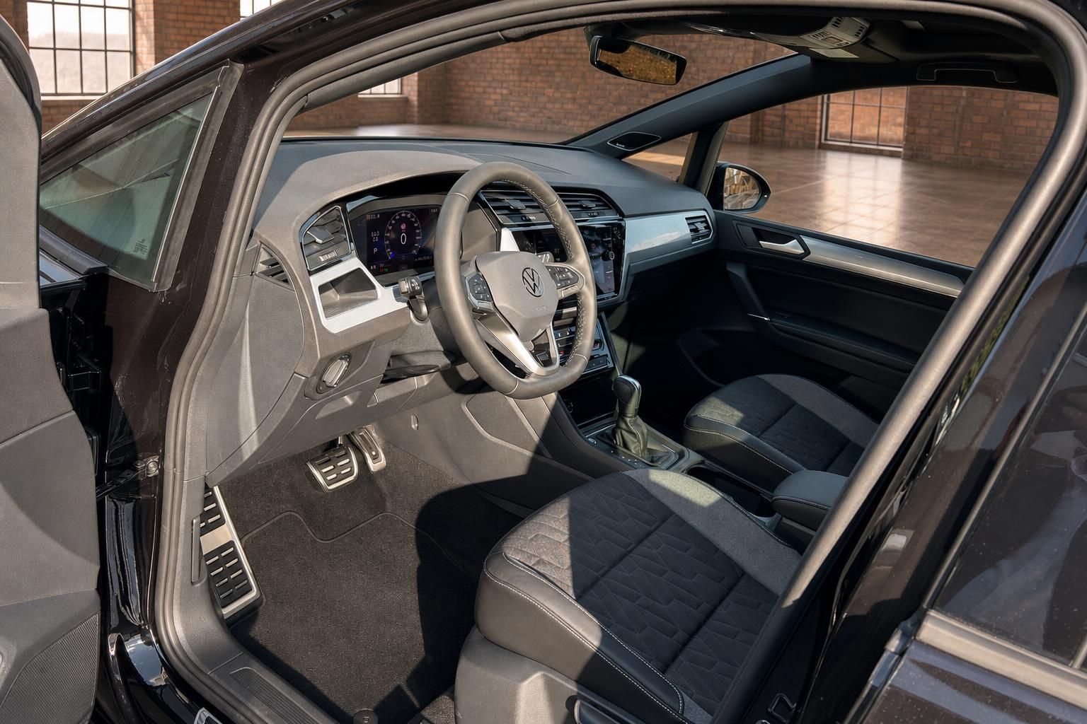 VW Innenraum Cockpit mit Lenkrad, Sitzen und Digitaltacho im Detail