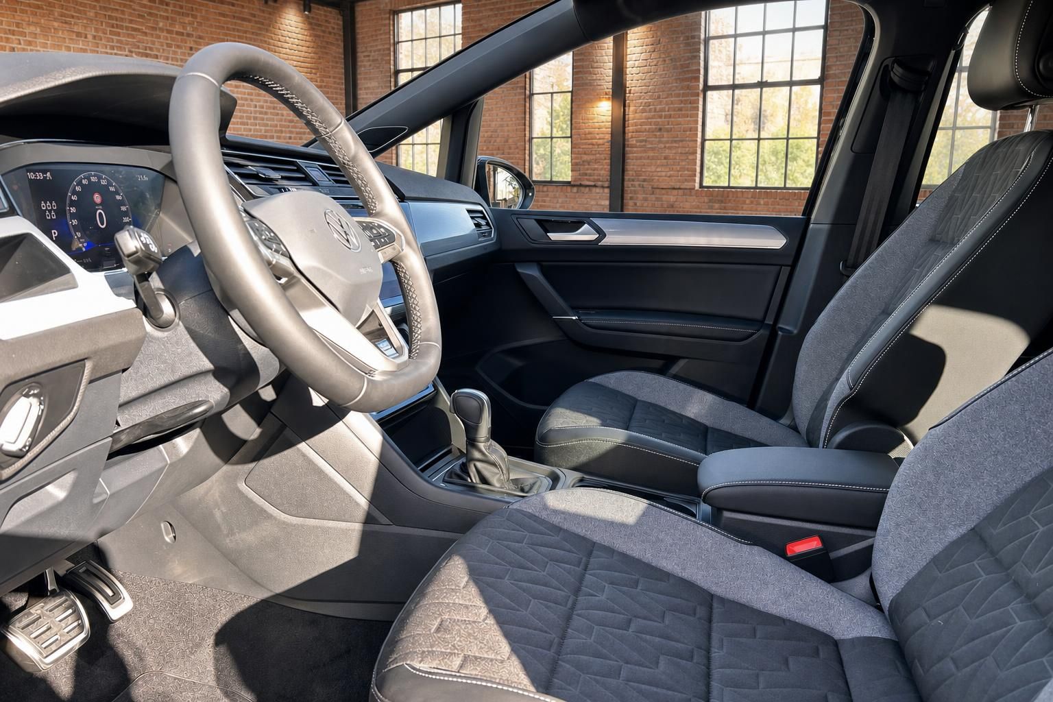 VW Touran Innenraum mit Ledersitzen und Cockpit im Detail