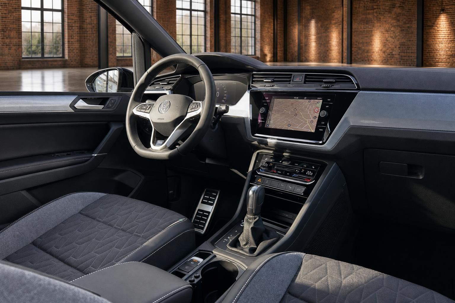 VW Touran Cockpit mit Navigationssystem und Digitaltacho