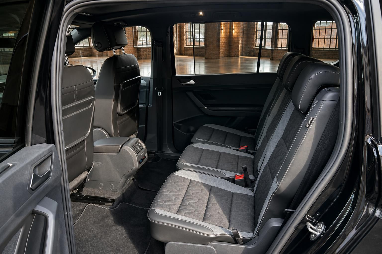 VW Touran Rücksitzbank mit viel Beinfreiheit und Isofix