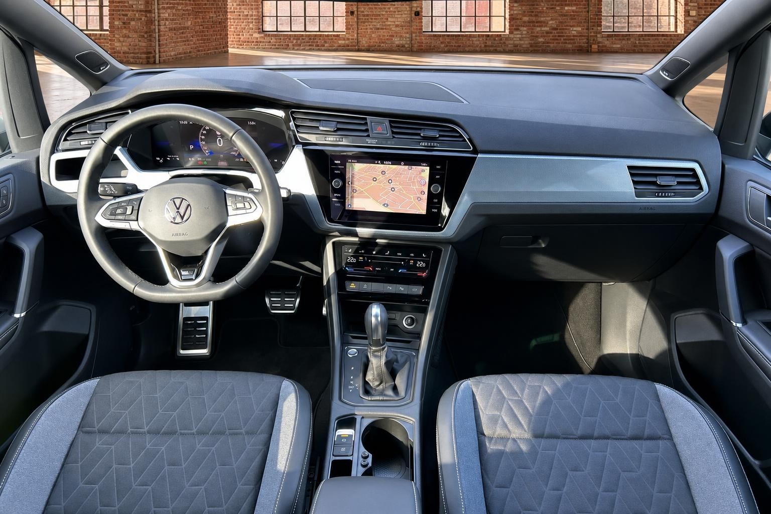 VW Touran Innenraum mit Blick auf Armaturenbrett und Sitze