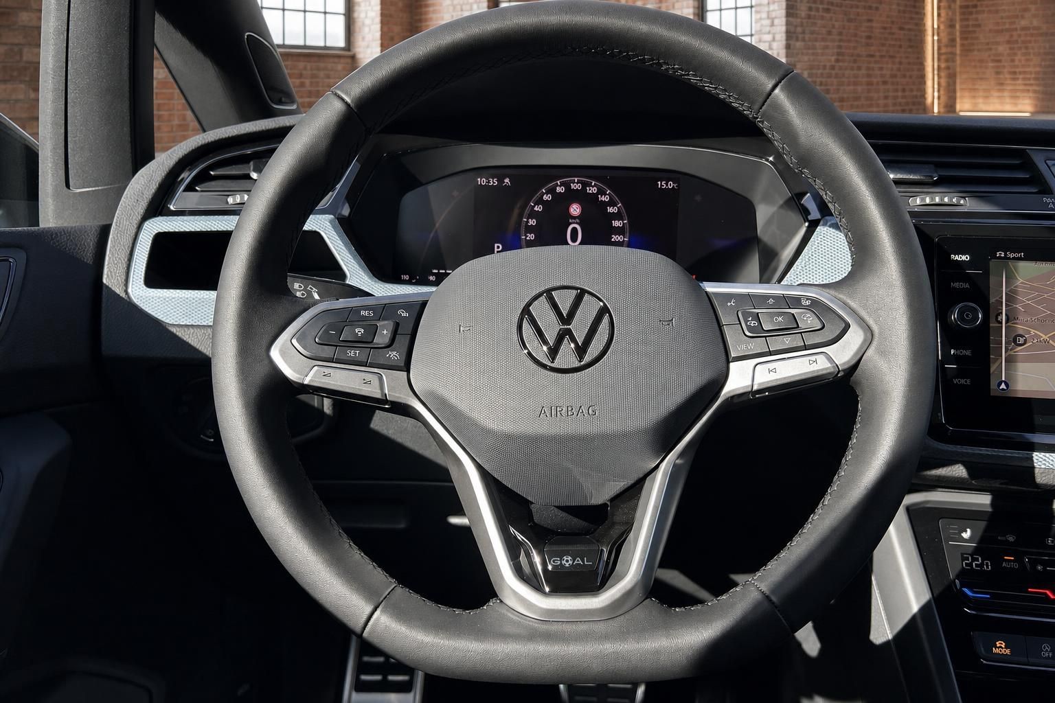 VW Touran Lenkrad mit Multifunktionstasten im Nahaufnahme