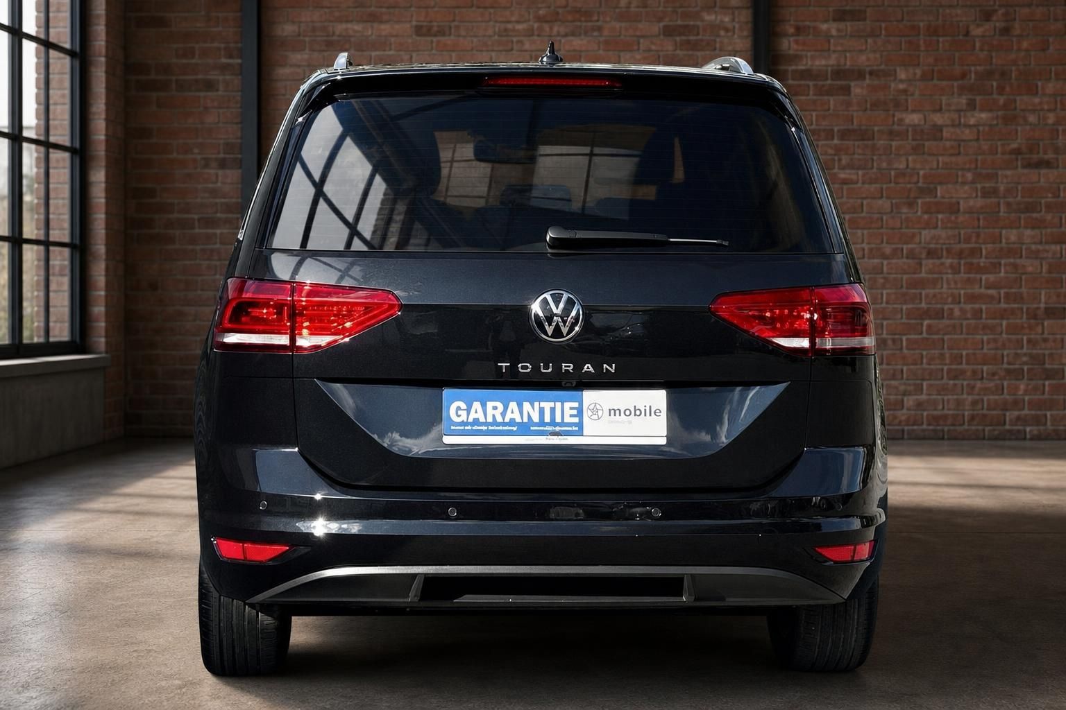 VW Touran schwarz Heckansicht frontal mit Kennzeichen