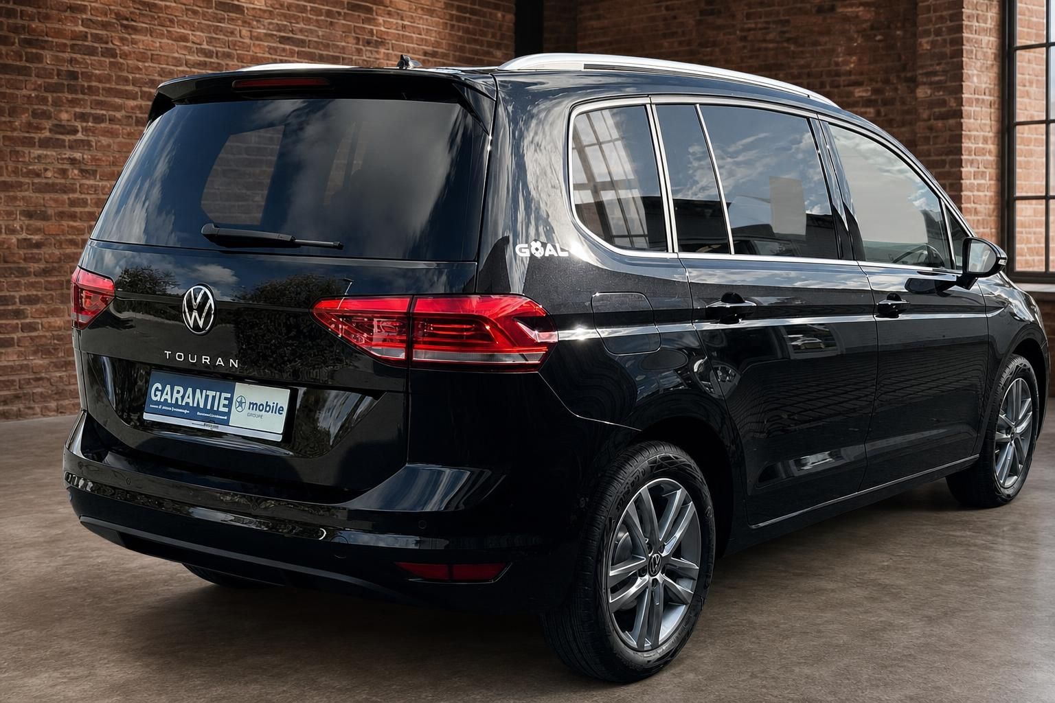 VW Touran schwarz Heckansicht seitlich in Fotostudio