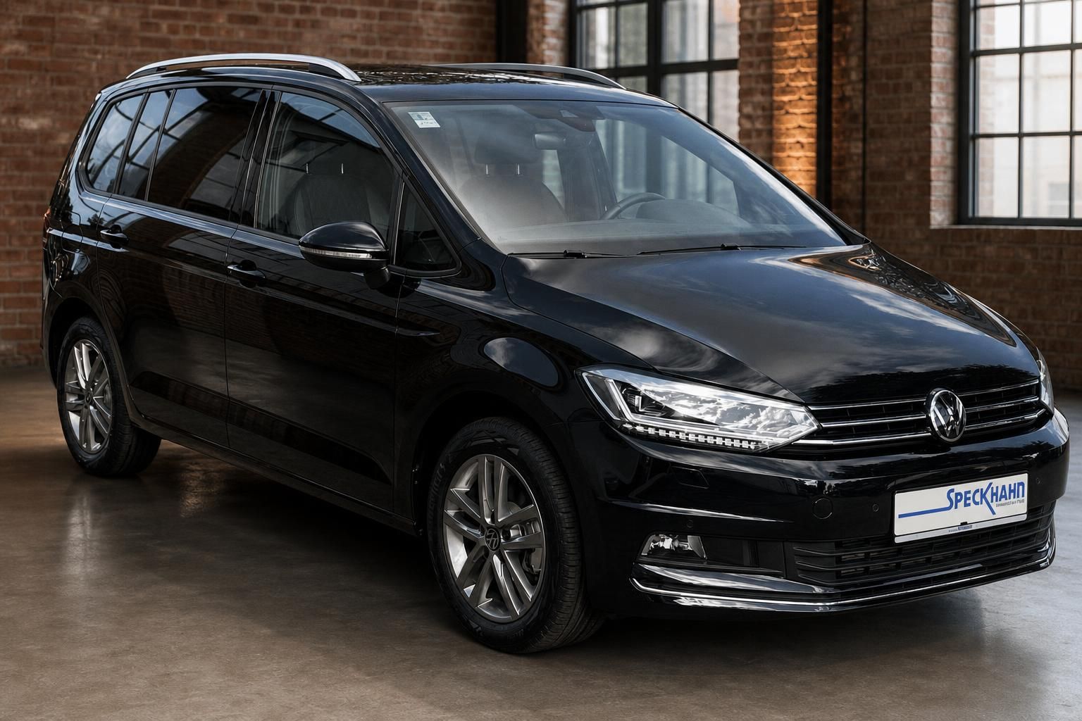 VW Touran schwarz Frontansicht schraeg mit Alufelgen