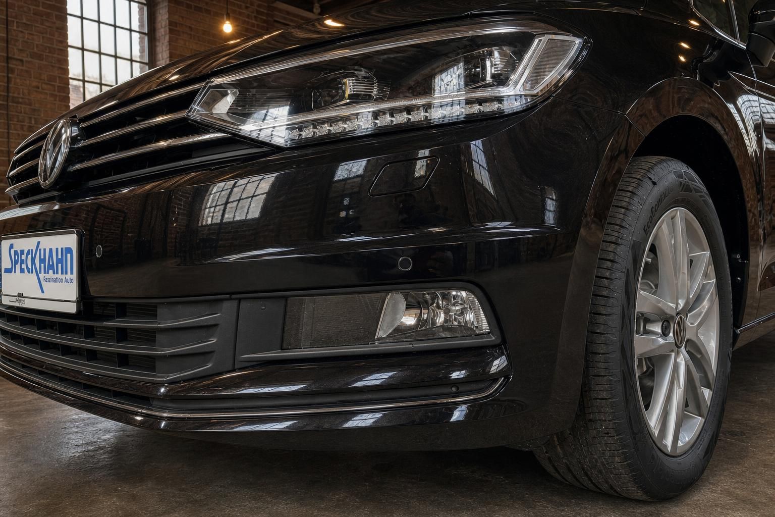 VW Touran schwarz Frontstoßstange und LED-Scheinwerfer Detailaufnahme