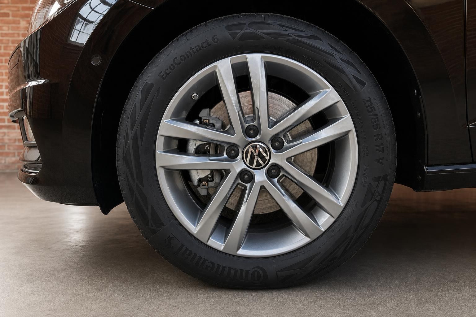 Detailansicht Alufelge und Bremsanlage VW mit Continental Reifen