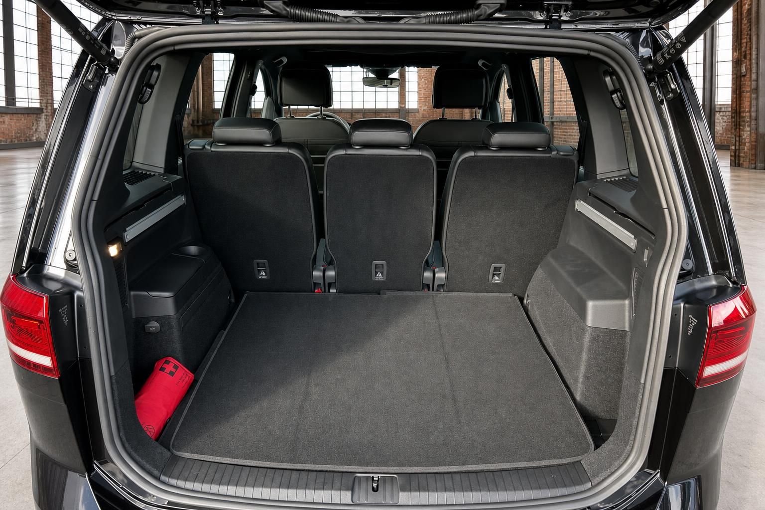 VW Touran Kofferraum mit umgeklappter dritter Sitzreihe und Ladefläche