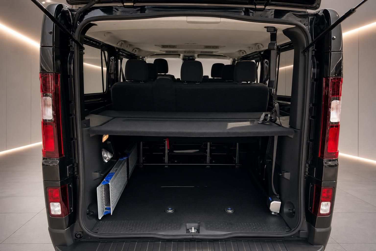 Transporter Laderaum mit offener Heckklappe und Sitzbänken - Innenansicht